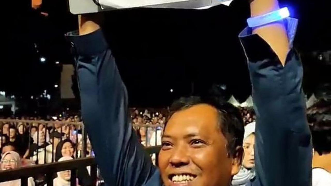 Awalnya sempat terbalik, inilah momen saat seorang pria maju sambil membawa tulisan "Tulus! Istriku ulang tahun,".
