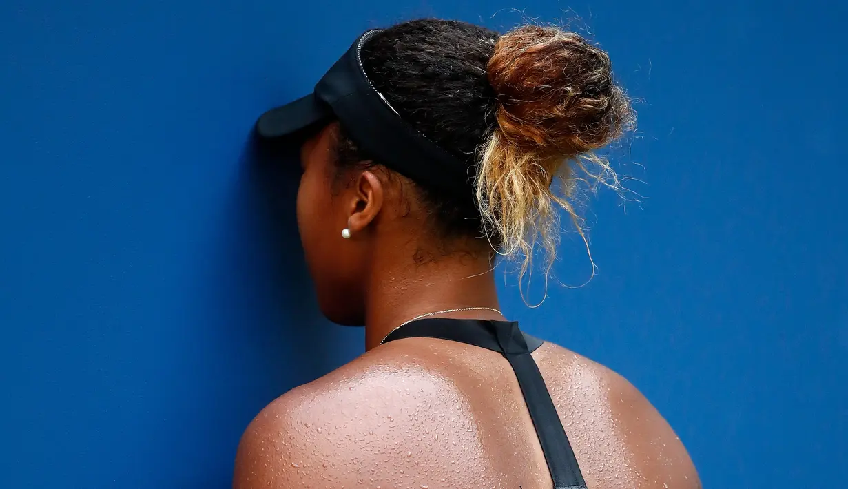 Petenis Jepang, Naomi Osaka berselebrasi saat melawan Aryna Sabalenka dari Belarus pada laga putaran keempat turnamen AS Terbuka di New York, Senin (3/9). Osaka melaju ke perempat final berkat kemenangan 6-3, 2-6, 6-4. (JULIAN FINNEY/GETTY IMAGES /AFP)