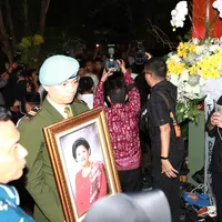 Jenazah Ani Yudhoyono tiba di Cikeas