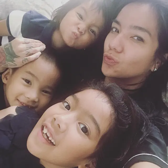 Pernah Jadi Single Parent, Ini 6 Potret Lawas Sheila Marcia Bareng 3 Anaknya
