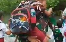 Kisah Heroik Anggota TNI Bantu Siswa SD Seberangi Sungai Menuju Sekolah di Halmahera Barat