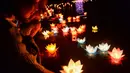 Umat Buddha melepaskan lentera di sebuah kolam saat upacara jelang perayaan Hari Waisak di Pagoda Tam Chuc, Provinsi Ha Nam, Vietnam, Senin (13/5/2019). Dalam acara ini umat Buddha berdoa bagi dunia yang damai. (Nhac NGUYEN/AFP)