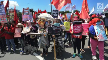 Ratusan aktifis perempuan dari 65 organisasi kemasyarakatan melakukan aksi memperingati Hari Perempuan Internasional di depan Istana Merdeka, Jakarta, Jumat (8/3). Aksi mengusung Panggung Politik Perempuan Independen. (merdeka.com/Arie Basuki)