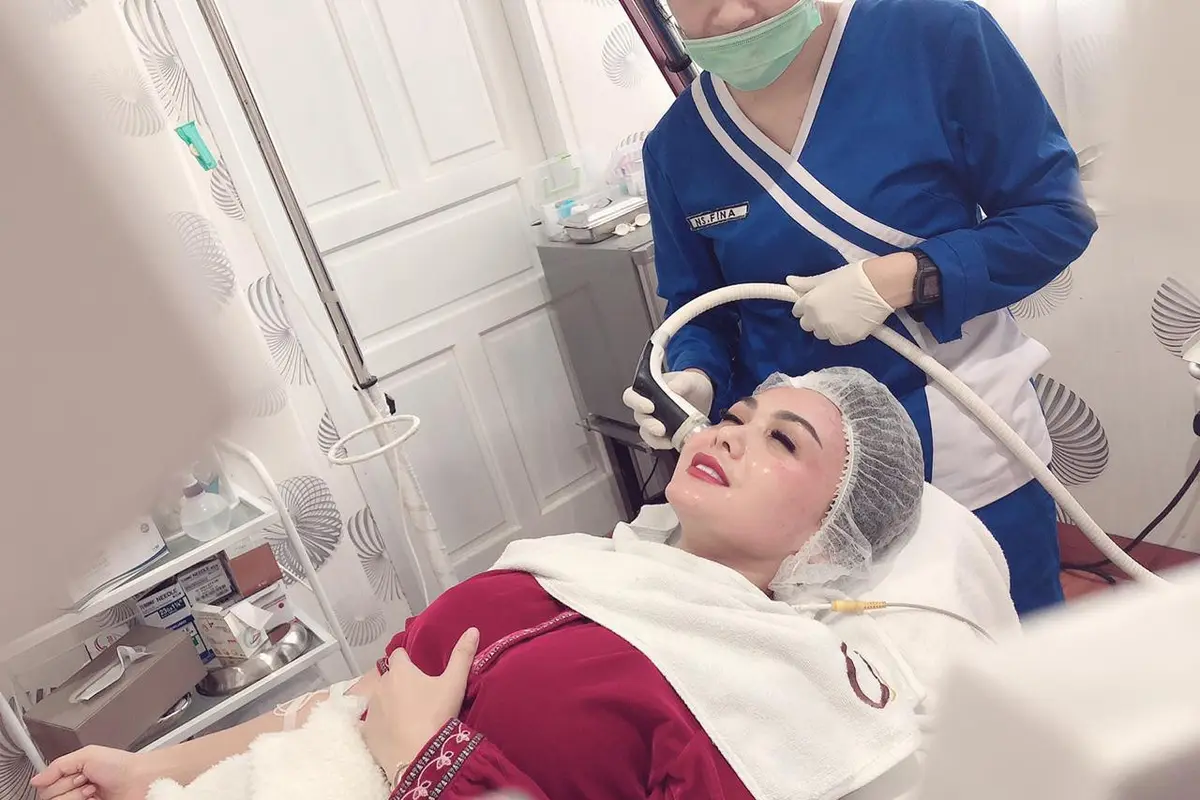 Yuni Shara menjalani treatment kecantikan