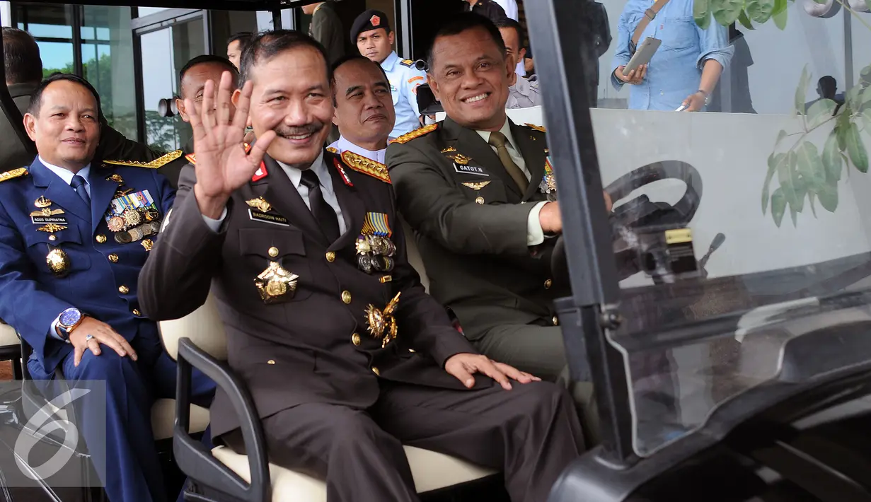 Kapolri Jenderal Pol Badrodin Haiti (tengah) bersama Panglima TNI Jenderal TNI Gatot Nurmantyo dan Kepala Staff Angkatan bersiap meninggalkan ruang upacara usai penganugerahan tanda kehormatan di Jakarta, Jumat (1/7). (Liputan6.com/Helmi Fithriansyah)