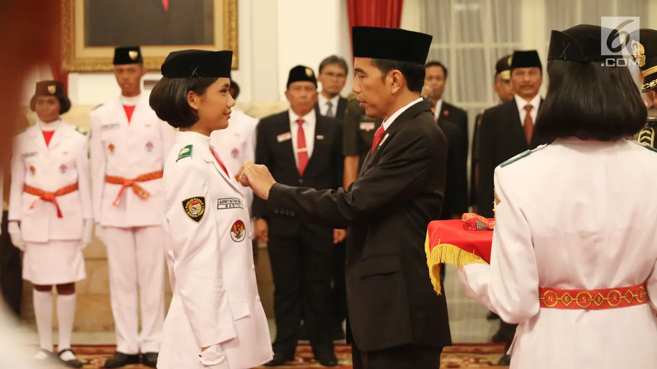 Jokowi Kukuhkan 68 Anggota Paskibraka 2017 di Istana Negara
