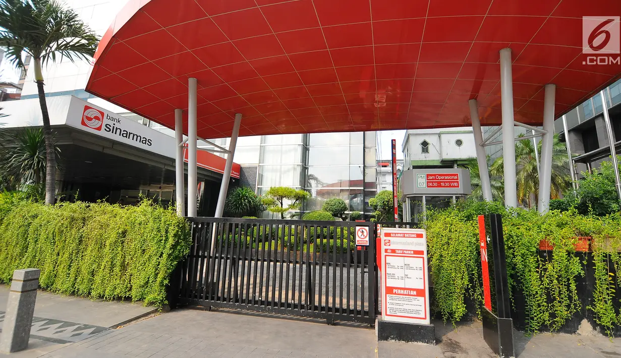 Suasana gerbang gedung perkantotan yang tutup di jalan Thamrin, Jakarta, Rabu (22/5).Akibat aksi 22 mei membuat perkantoran di kawasan tersebut terpaksa ditutup dan para karyawan diliburkan. (Liputan6.com/Angga Yuniar)