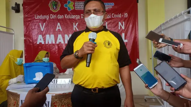 Wali Kota Gorontalo saat diwawancarai awak media ketika membuka pencanangan Vaksinasi di Kota Gorontalo (Arfandi Ibrahim/Liputan6.com)