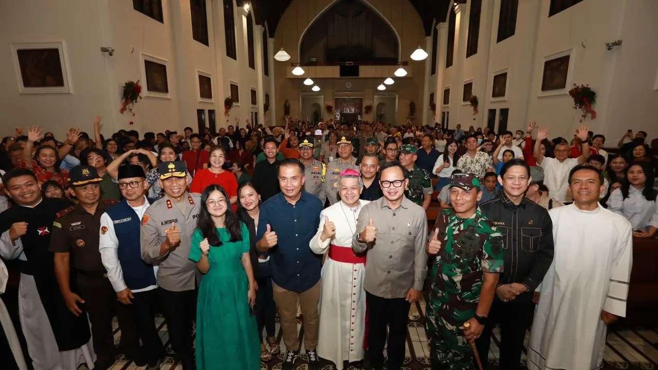 Wakil Menteri Dalam Negeri Bima Arya Sugiarto meninjau sejumlah gereja di Bandung, Jawa Barat pada Selasa (24/12/2024).