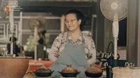 GKR Hayu ikut memasak apem sebagai bagian dari prosesi  Tingalan Jumenengan Dalem atau peringatan naik takhta Sultan HB X dari Keraton Yogyakarta. (dok. Instagram @kratonjogja/https://www.instagram.com/p/C3QCsezRoPd/?hl=en&img_index=1/Dinny Mutiah)