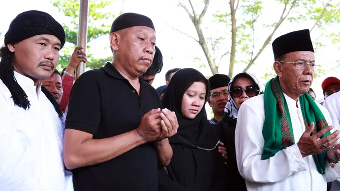 [Bintang] Pemakaman Alm. Hj. Susiana (Istri Tukul Arwana)