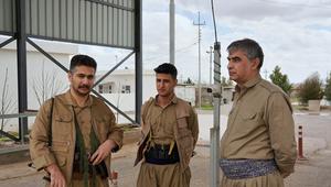 Anggota Partai Demokrat Kurdistan Iran (PDKI) berjaga di sebuah pos pemeriksaan yang menuju basis mereka di Distrik Koya, Irbil, Irak, Jumat, 27 Februari 2026. (Dok. AP/Rashid Yahya)