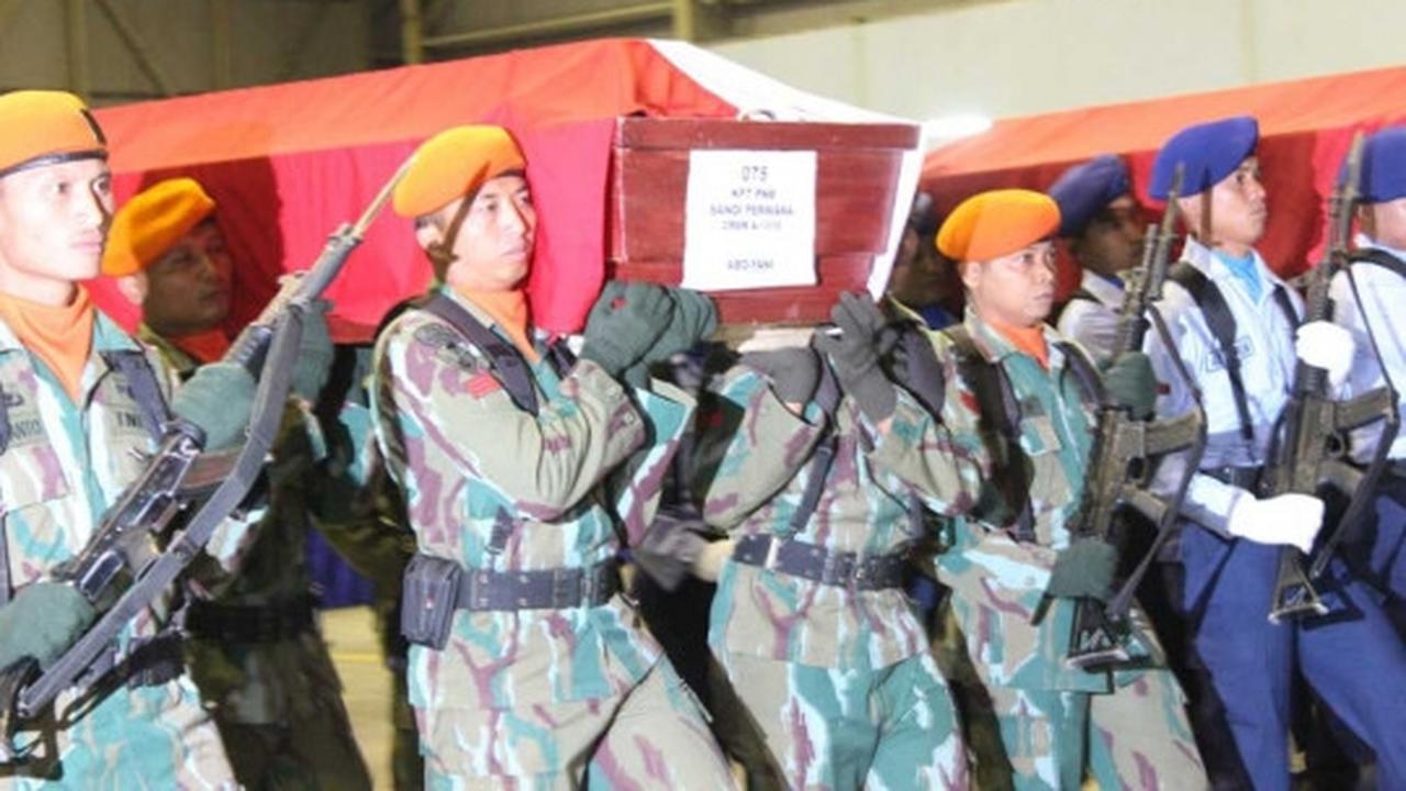 Upacara militer sambut kedatangan jenazah korban Hercules di Malang