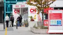 Para pengunjung terlihat di pintu masuk CN Tower di Toronto, Kanada, pada 3 Oktober 2020. CN Tower kembali ditutup untuk umum pada Sabtu (3/10) di tengah melonjaknya kasus COVID-19. (Xinhua/Zou Zheng)