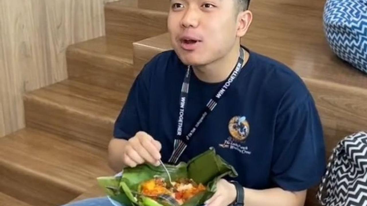 Ada juga yang membandingkan masakan ibunda rekan kerjanya ini lebih enak dari salah satu restoran Padang terkenal.