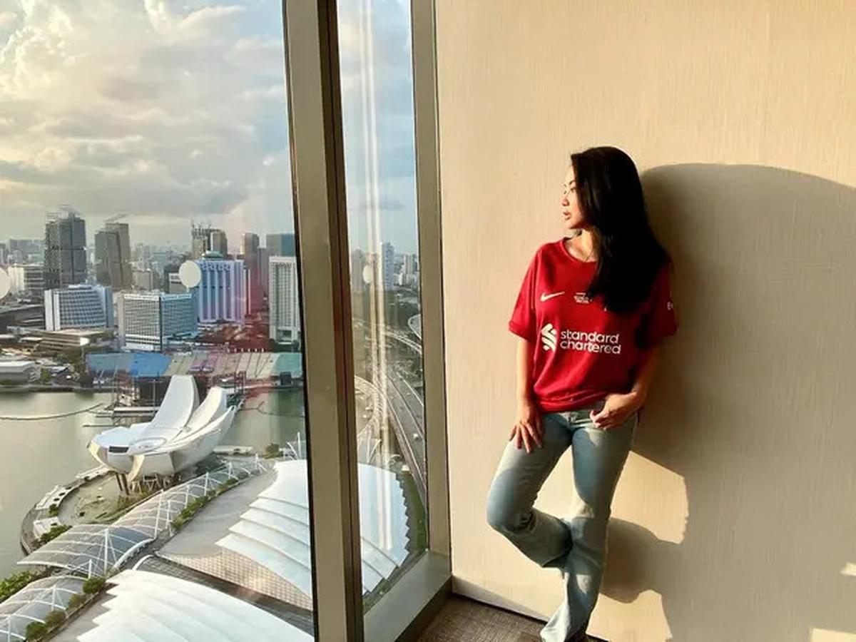6 Gaya Padu Padan Jeans ala Dearly Djoshua, Teman Kondangan Ari Lasso di Resepsi Luna Maya
