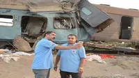 Foto selfie di lokasi kecelakakan kereta Mesir. (Social Media)