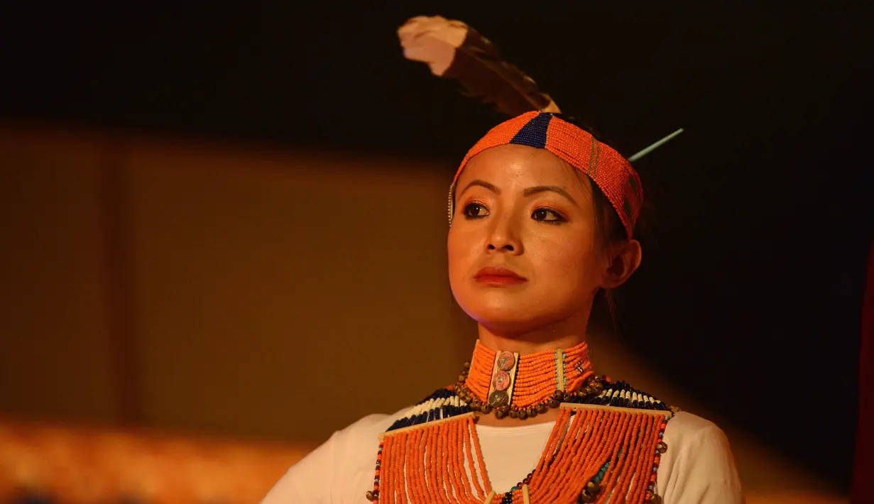 Seorang penari mengenakan baju tradisional tampil di hari terakhir Festival Tawang di perbatasan Indo-China, utara timur negara bagian Arunachal Pradesh, India (23/10). (AFP/ Tauseef Mustafa)