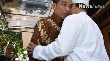 Presiden Joko Widodo atau Jokowi bersama Ibu Negara Iriana menjenguk KH Hasyim Muzadi di kediamannya, komplek Pondok Pesantren Al Hikam, Malang, Jawa Timur. 