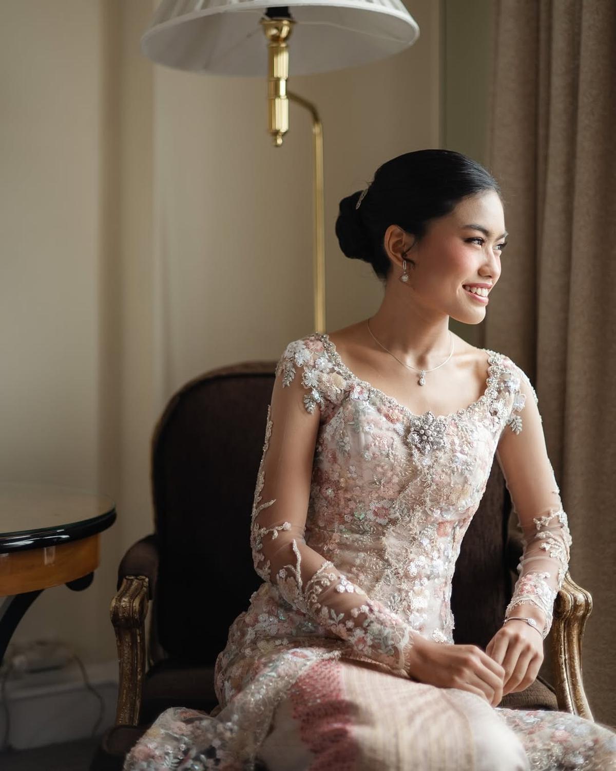 Model Kebaya yang Dipakai Namira Adjani Anak Sulung Alya Rohali saat Lamaran, Cantik dan Kalem