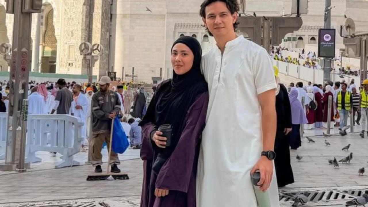 Umrah Perdana Marcell Darwin Usai Jadi Mualaf, Penuh Momen Haru