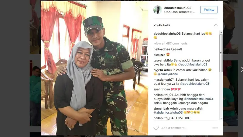 Abduh Lestaluhu berfoto bersama ibunya