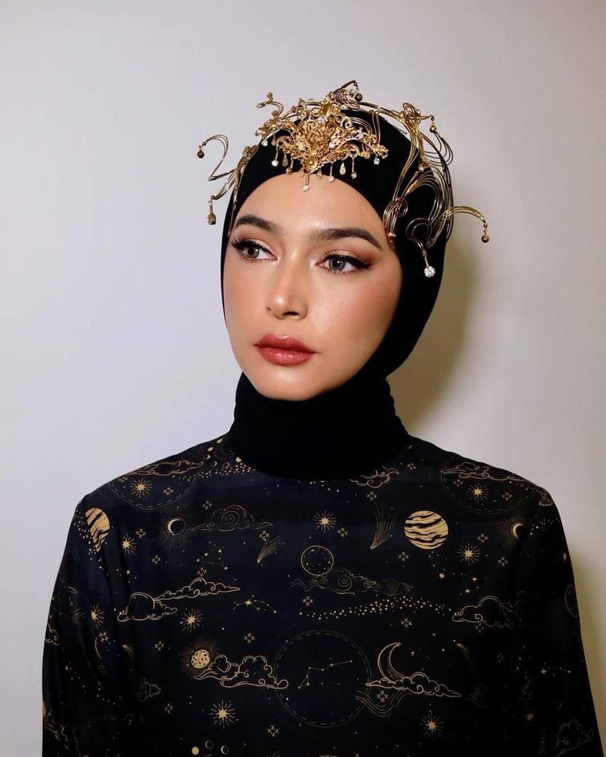 Di atas runway, Nabila menawan dalam gamis hitam bertema luar angkasa, dipadu hijab senada yang memikat mata penonton.<br>