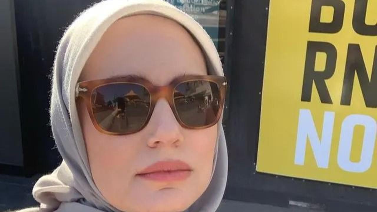 Valentine tidak hanya mahir dalam akting, tetapi juga berkarier sebagai seorang model.