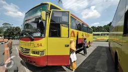 Pemudik memasuki bus antar kota antar provinsi (AKAP) di Terminal Kampung Rambutan, Jakarta, Jumat (24/6). Sejumlah pemudik memilih pulang lebih awal untuk menghindari kemacetan dan harga tiket yang tinggi. (Liputan6.com/Yoppy Renato)