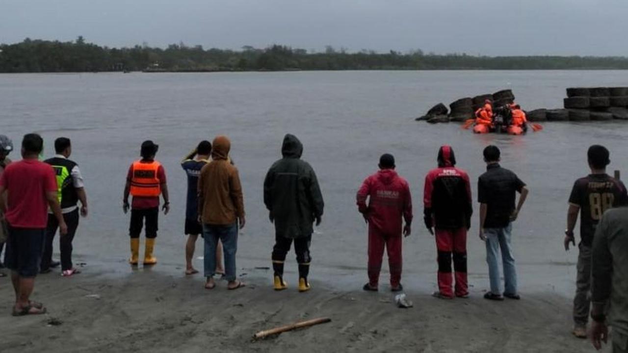SAR Bengkulu Turunkan Tim Cari Nelayan Hilang Akibat Kapal Karam di Pantai Pasir Putih