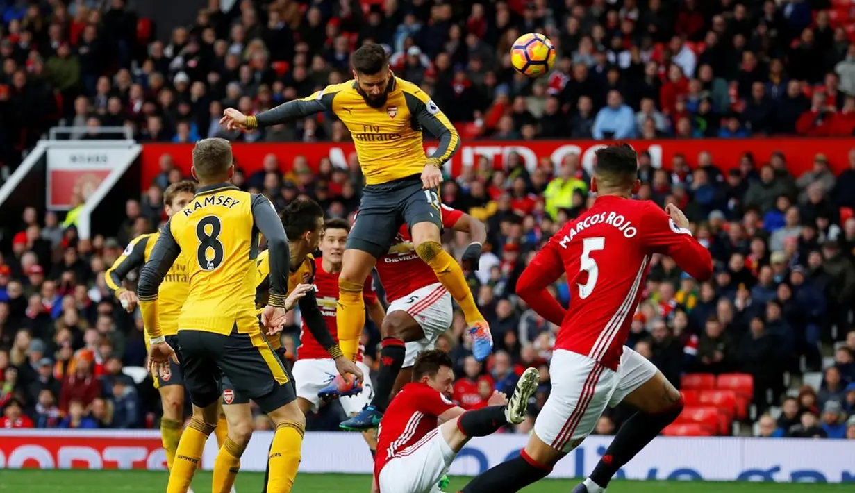 Striker Arsenal, Olivier Giroud, mencetak gol balasan di menit ke-89 ke gawang MU dalam laga Premier League di Stadion Old Trafford, Sabtu (19/11/2016). (Reuters/Phil Noble)