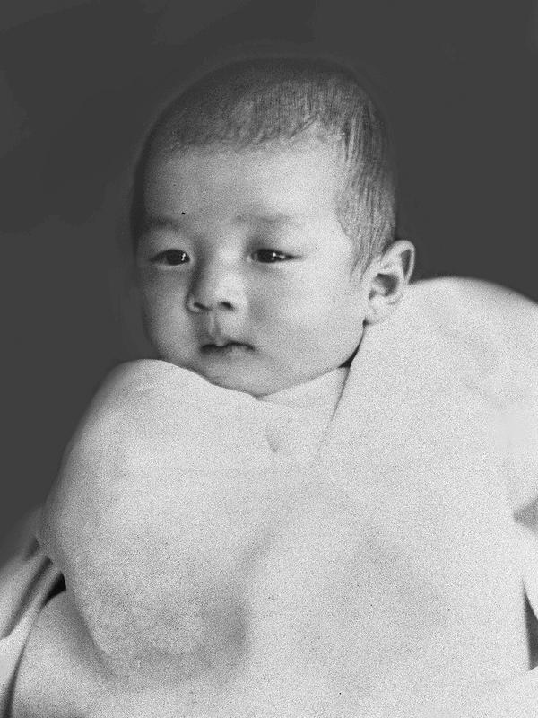 Putra Mahkota Akihito ketika ia berusia tiga bulan, Tokyo, Jepang, 23 Maret 1934. Akihito menjabat sebagai Kaisar Jepang selama 31 tahun. (JIJI PRESS/AFP)