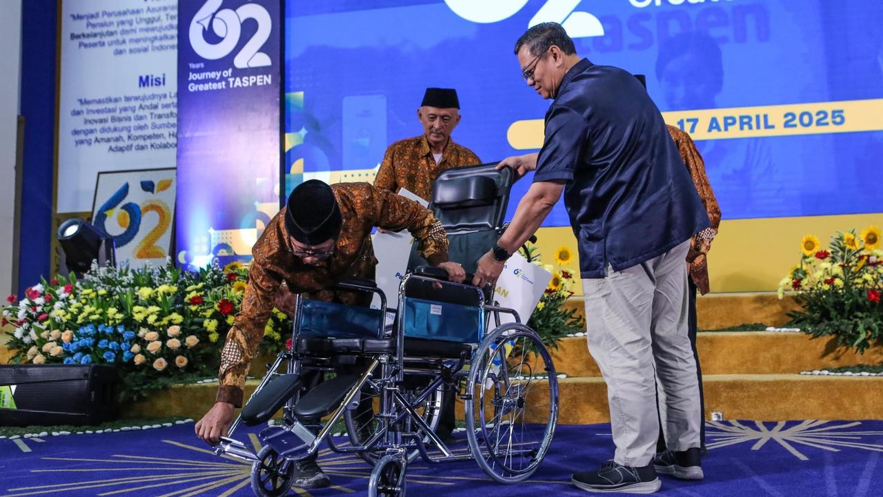 Rayakan 62 Tahun Penuh Kepedulian, TASPEN Berikan Bantuan Kursi Roda kepada Peserta Pensiun