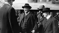 Menit-menit sebelum Presiden ke-26  Theodore Roosevelt (foto pria berkacamata di tengah) ditembak  (Library of Congress)