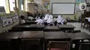 Deretan bangku kosong akibat banyak siswa tidak masuk sekolah di SDN Bukit Duri 11, Jakarta, Senin (6/1/2020). Sebagian siswa di sekolah ini mengenakan pakaian bebas dan sandal akibat seragam serta sepatu mereka hilang terbawa arus banjir. (merdeka.com/Iqbal S. Nugroho)