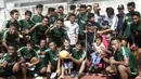 Pelatih dan pemain Timnas Indonesia U-23 foto bersama anak-anak yang datang ke Stadion Madya, Jakarta, Rabu (13/3). Sejumlah anak dari Yayasan Rumah Harapan Indonesia datang menemui Timnas U-23 (Bola.com/Vitalis Yogi Trisna)