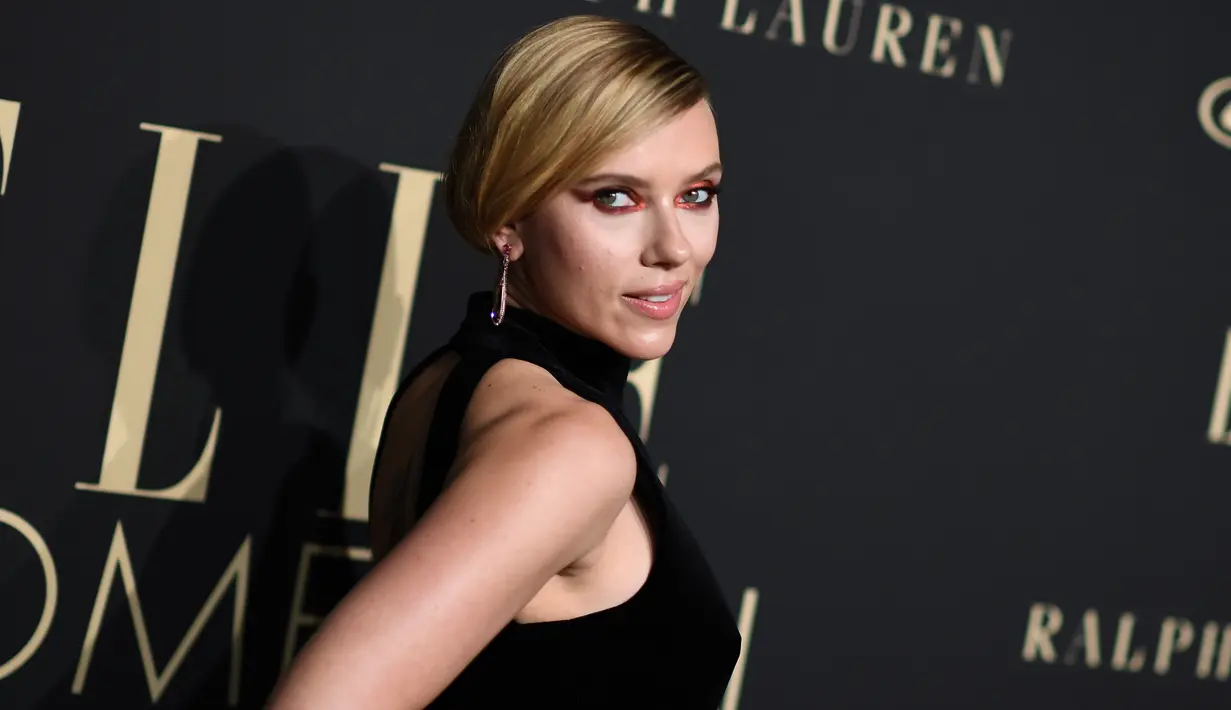 Aktris AS Scarlett Johansson berpose saat tiba menghadiri penghargaan ELLE Women ke-26 di Hollywood di Beverly Hills, California (14/10/2019). (AFP Photo/Valerie Macon)