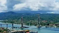 Warga Ambon, Maluku yang menyambut berdirinya Jembatan Merah Putih yang melintasi teluk Ambon.