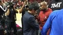 Floyd Mayweather Jr menghampiri Manny Pacquiao saat menyaksikan pertandingan NBA antara Miami Heat dan Milwaukee Bucks, AS, Rabu (28/1/2015). (Dailymail)