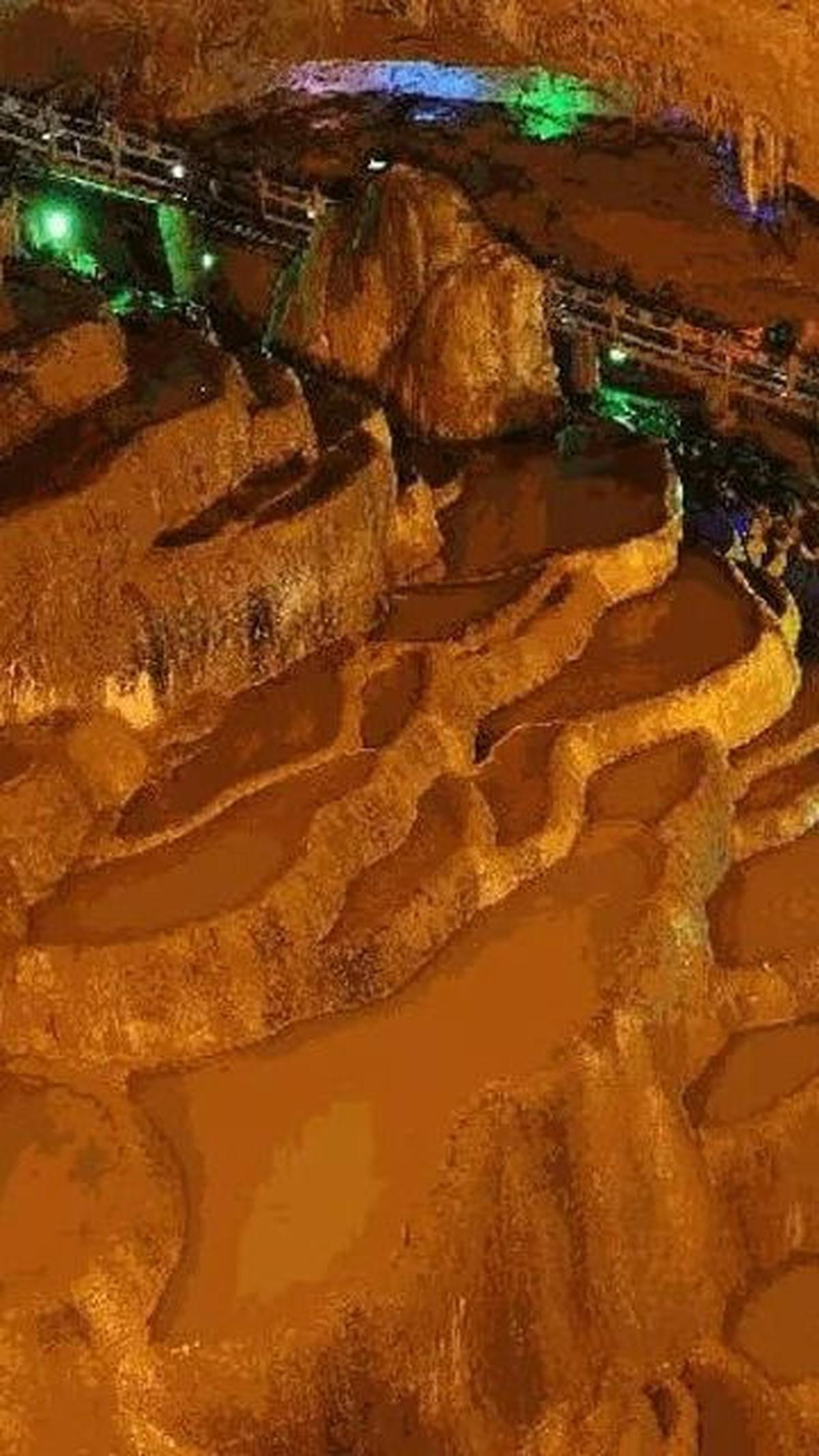 Melihat guratan garis-garis melintang di dinding gua, diduga dinding gua itu dibuat dengan pahatan lapis demi lapis tapi tidak ada informasi bagaimana sebetulnya gua itu dibangun. Tidak ada catatan kuno ditemukan tentang bagaiamana gua itu dibuat.

(Fot
