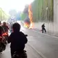 Sepeda motor terbakar di Underpass Jalan Sultan Iskandar Muda, Kebayoran Lama, Jakarta Selatan pada Senin (12/6/2023). (Foto: Tangkapan layar akun IG jktinfo)