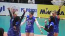 Para pemain Jakarta Pertamina Fastron melakukan selebrasi setelah mencetak poin saat menghadapi Gresik Petrokimia Pupuk Indonesia pada laga Final Four Proliga 2023 di GOR Tri Dharma, Gresik, Jawa Timur, Jumat (24/2/2023). Jakarta Pertamina Fastron kalah 1-3 (25-23, 14-25, 19-25 dan 19-25). (Dok. Proliga 2023)