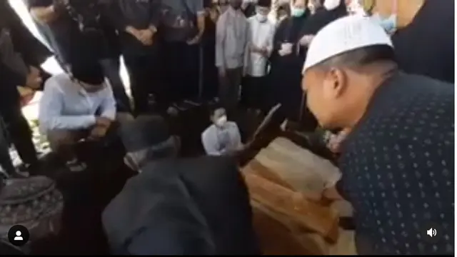 6 Potret Suasana Haru Pemakaman Ayah Citra Kirana, Keluarga Sudah Ikhlas