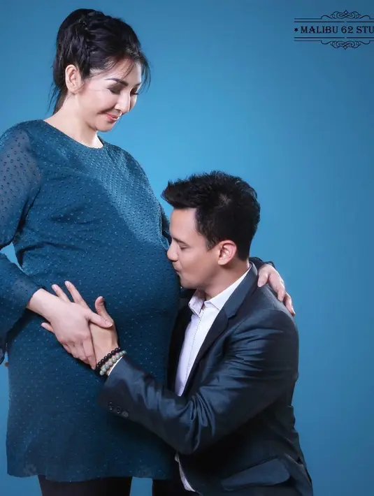 Potret keceriaan pasangan ini sangat terlihat untuk segera bertemu dengan buah hatinya yang diperkirakan bulan April lahir. Beberapa pose dibagikan dalam akun instagram. (Instagram/malibu62studio)