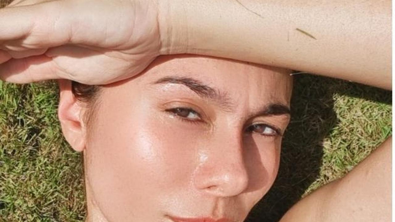 8 Potret Pesona Wulan Guritno Tanpa Makeup, Cantiknya Bak Gadis Umur 20-an
