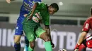 Aksi pemain PS TNI, Sylla menerobos pertahanan Persib Bandung  pada lanjutan Liga 1 2017 di Stadion Pakansari, Bogor, Sabtu (22/4/2017). Persib bermain imbang 2-2 melawan PS TNI. (Bola.com/Nicklas Hanoatubun)