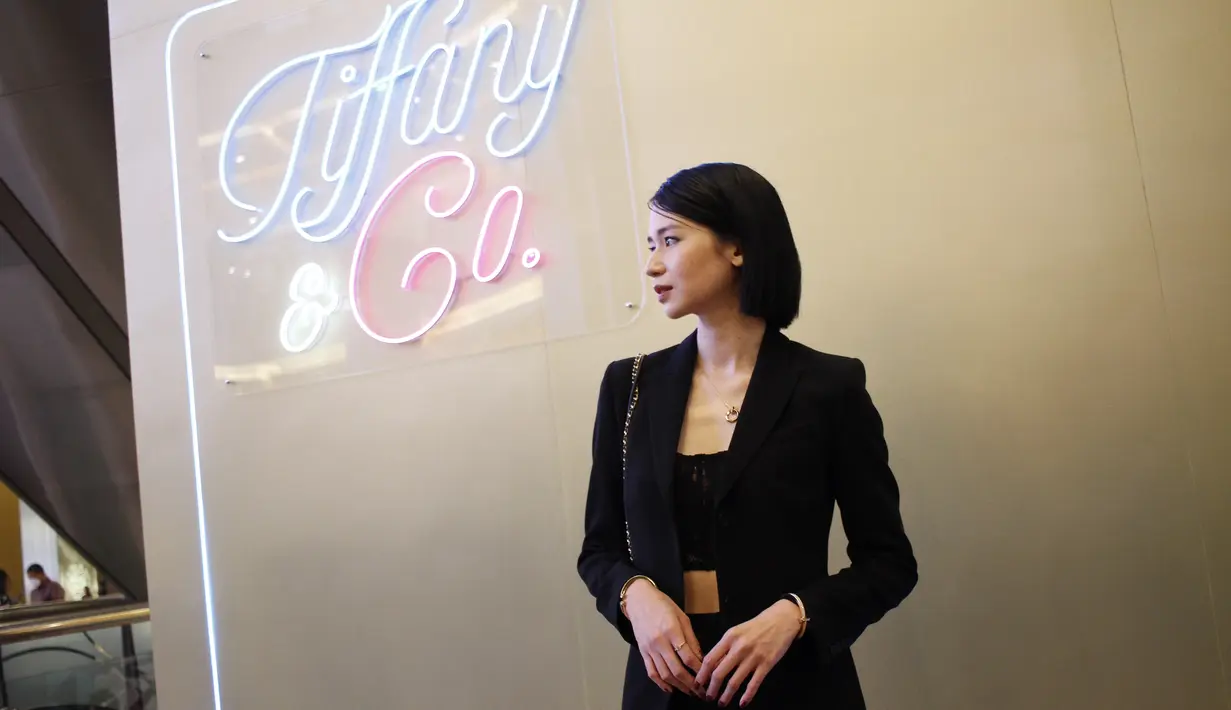 Laura Basuki tampak edgy dengan blazer hitamnya. Meskipun tampilannya terlihat sederhana, namun askesori pemanis jadikan penampilannya penuh pernyataan. [Foto: Tiffany&Co. dok]