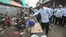 Namun, hingga Rabu 25 Maret 2026, sebagian PKL masih nekat berjualan di lokasi tersebut. Tampak dalam foto, Wali Kota Bogor, Dedie A. Rachim (kanan) saat meninjau penertiban Pedagang Kaki Lima (PKL) di Eks Pasar Bogor, Jawa Barat, Rabu (25/3/2026). (merdeka.com/Arie Basuki)