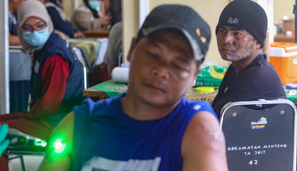 Ramadan 2026 atau 1447 Hijirah menjadi tahun keempat penyelenggaraan program hapus tato gratis yang digelar Badan Amil Zakat Nasional (Baznas)/Bazis Provinsi DKI Jakarta. Tampak dalam foto, petugas melakukan proses hapus tato pada tubuh peserta di Masjid Sunda Kelapa, Jakarta, Selasa (24/2/2026). (merdeka.com/Arie Basuki)