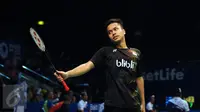 Ekspresi kekecewaan pebulutangkis tunggal putera Indonesia, Anthony S Ginting saat gagal meraih poin di laga melawan Jan O Jorgensen (Denmark) di BCA Indonesia Open 2016, Istora Senayan Jakarta, Rabu (1/6/2016). (Liputan6.com/Helmi Fithriansyah)